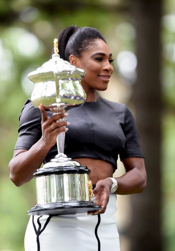 Serena Williams piękna jak nigdy. Tak pozowała z trofeum Australian Open