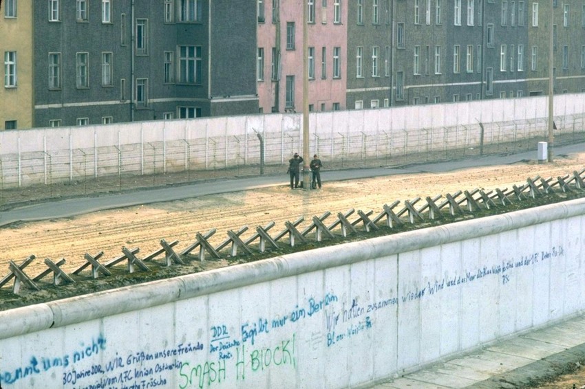 Kada je Roza bila dete, Berlin je bio podeljen zidom (ovde prikazanim sa zapadne strane), koji je podigla Istočna Nemačka da bi sprečila njene stanovnike da napuštaju teritoriju pod sovjetskom kontrolom | Foto: Sahm Doherty / Getty Images