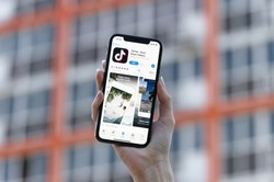 Ile zarabiają TikTokerzy? Wykaz polskich influencerów z największymi zasięgami [TOP 2020]