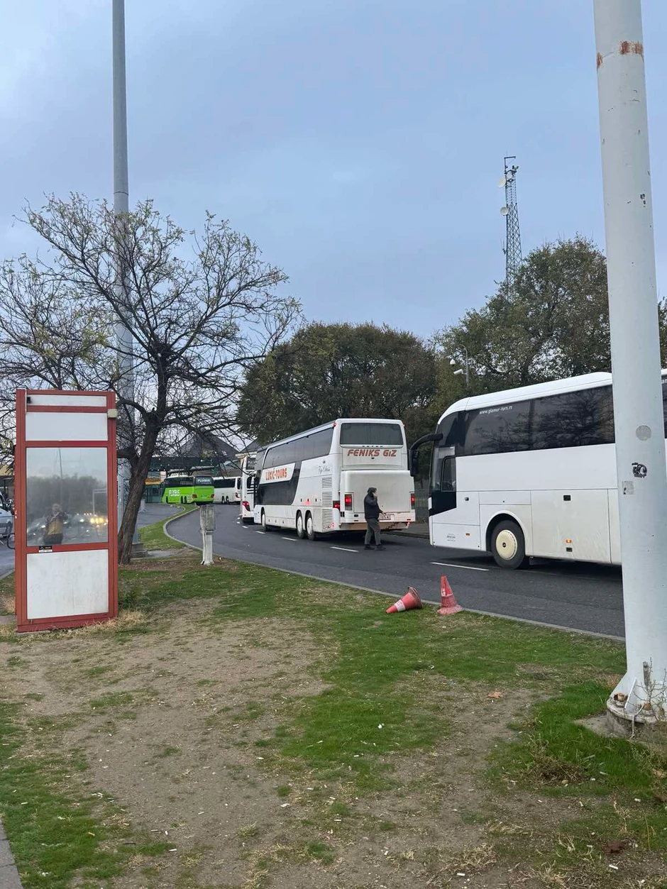 Putnici iz Srbije već deset sati čekaju na granici