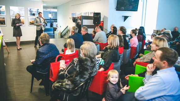 W pięknym Centrum Kultury im. Eugeniusza Poniatowskiego odbył się w piątek 25 września wernisaż wystawy. Uroczystość poprowadzili Kamila Marczewska – Cygan oraz Grzegorz Skurczyński. O fotografii mówił natomiast ambasador wystawy, Leszek Paradowski oraz Adam Cygan, wydawca DSI.