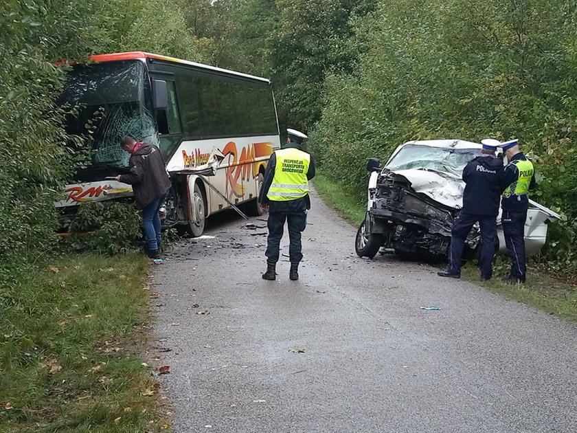 Tragiczny wypadek na Podlasiu. Zderzenie autobusu szkolnego z busem. Jedna osoba nie żyje