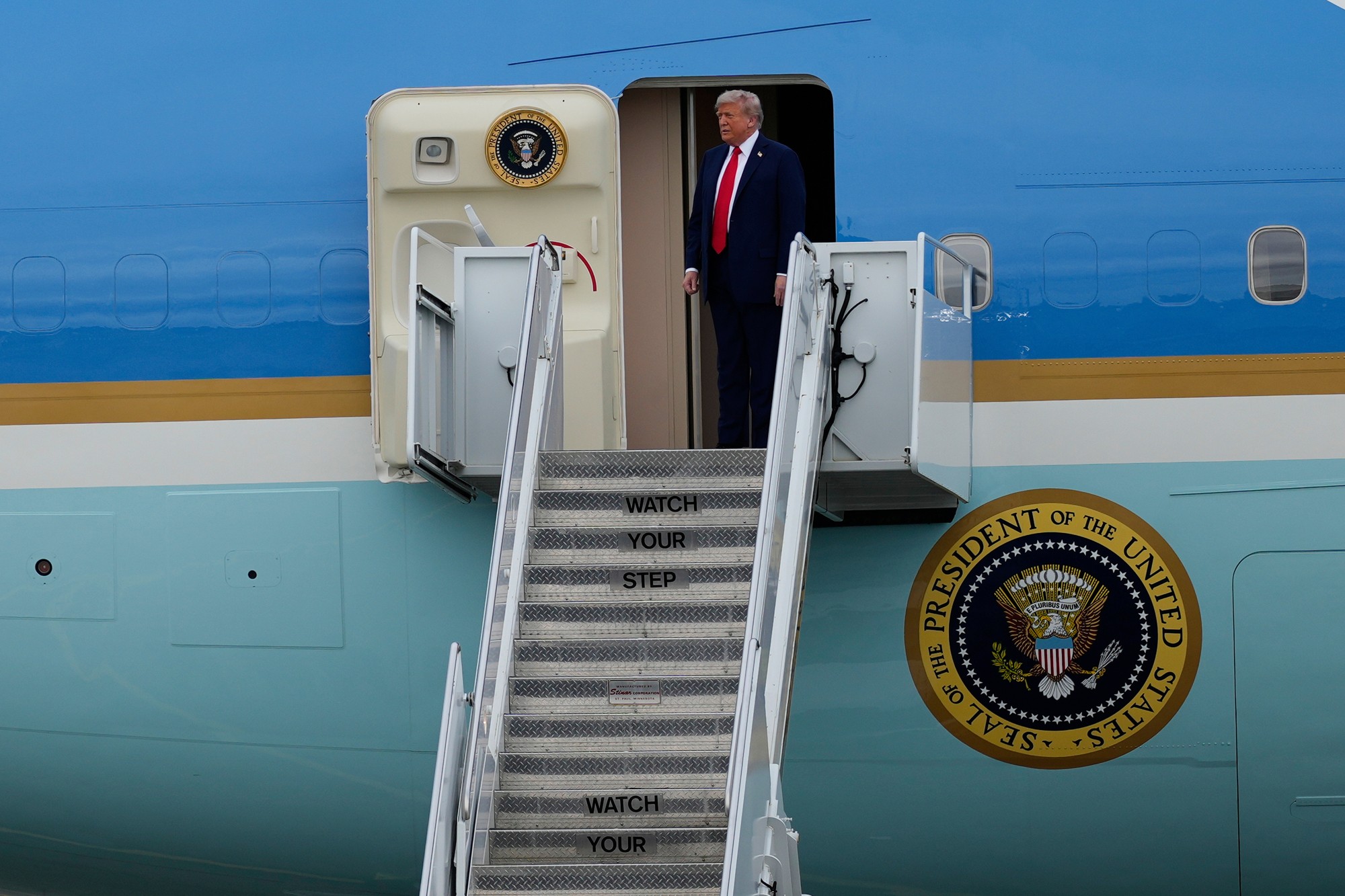 Prezident Donald Trump priletel v piatok 15. augusta 2025 lietadlom Air Force One na spoločnú základňu Elmendorf-Richardson na Aljaške, aby sa stretol s ruským prezidentom Vladimirom Putinom.
