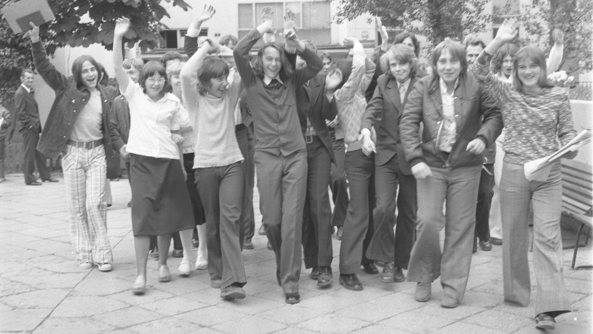 Warszawa 05.06.1975. Zakończenie roku szkolnego w Szkole Podstawowej nr 75 im. Marii Konopnickiej przy ulicy Niecałej