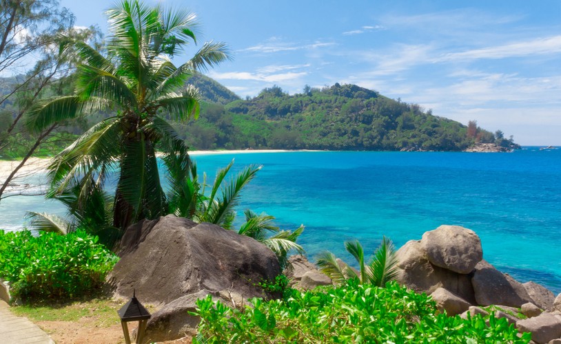 Ciepłe wody Morza Andamańskiego zachęcają do kąpieli. Woda jest czysta, a przepiękna rafa koralowa jest dodatkowym atutem, dla którego warto się skusić na wakacje w Tajlandii.