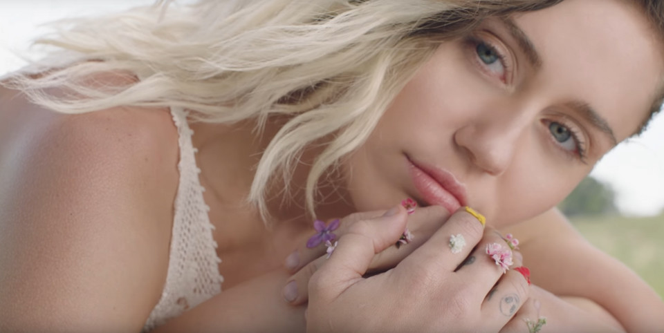 Miley Cyrus w teledysku do "Malibu"