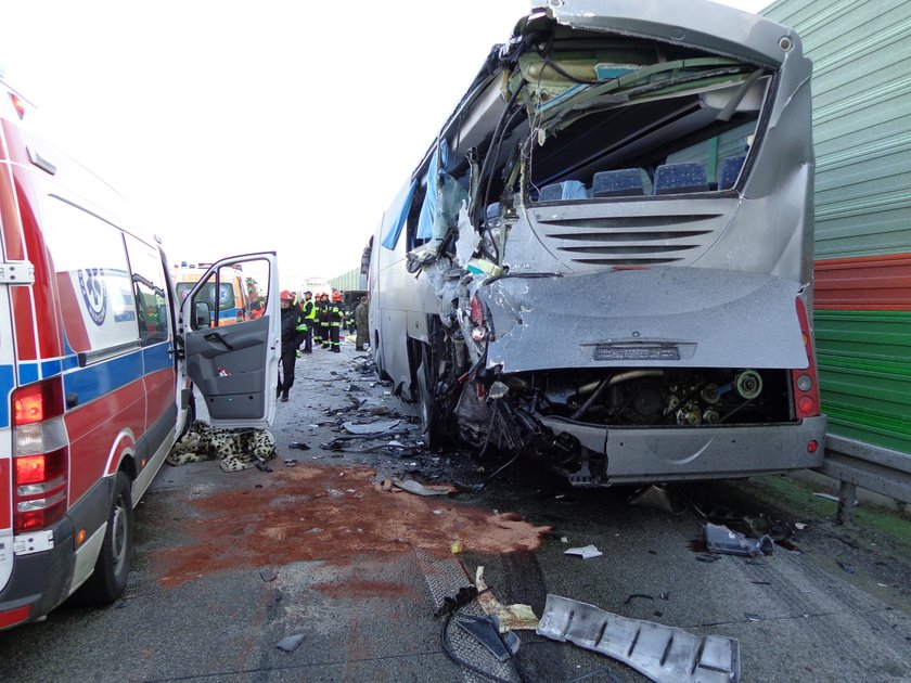 Cysterna uderzyła w autobus z żołnierzami. 6 osób rannych