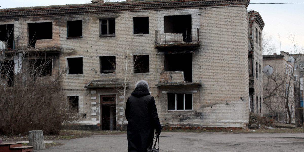 Zniszczony budynek w jednym z miast leżących przy froncie w Donbasie