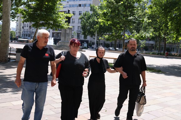 KOMEMORACIJA ANDRIJI BAJIĆU Supruga Mala Cana stigla prva u crnini, drže je da ne padne, ljubi sliku pokojnog muža