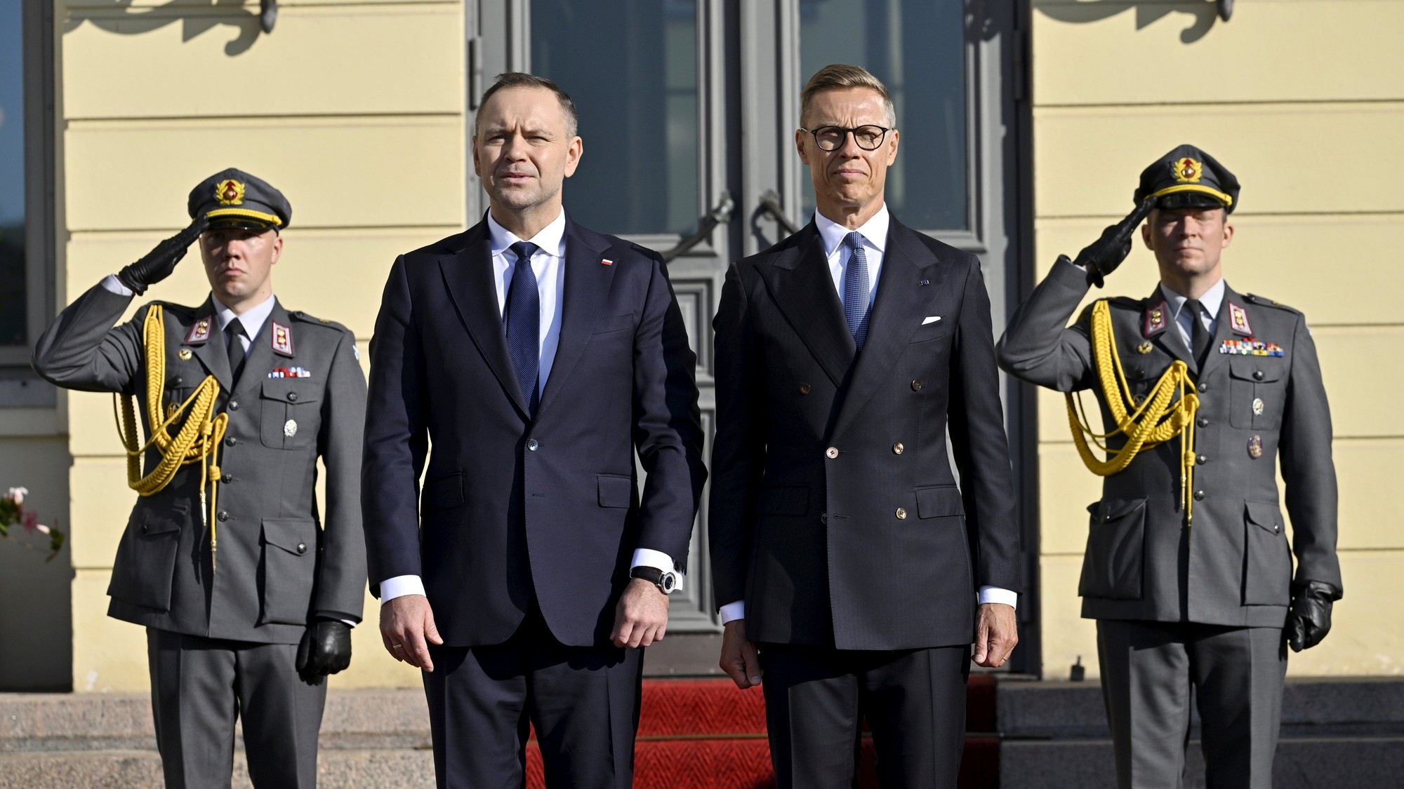 Poľský prezident Karol Nawrocki (uprostred vľavo) a fínsky prezident Alexander Stubb (uprostred vpravo) pred ich stretnutím v prezidentskom paláci v Helsinkách.