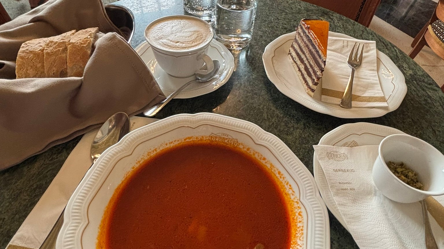 Café Gerbeaud patrí k najznámejším budapeštianskym podnikom. 