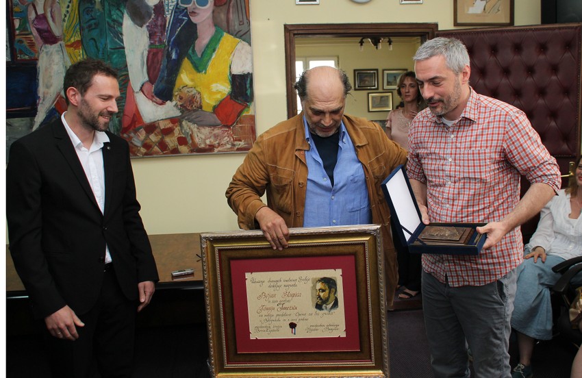 Boris Liješević i Voja Brajović uručuju nagradu Tomiju Janežiču