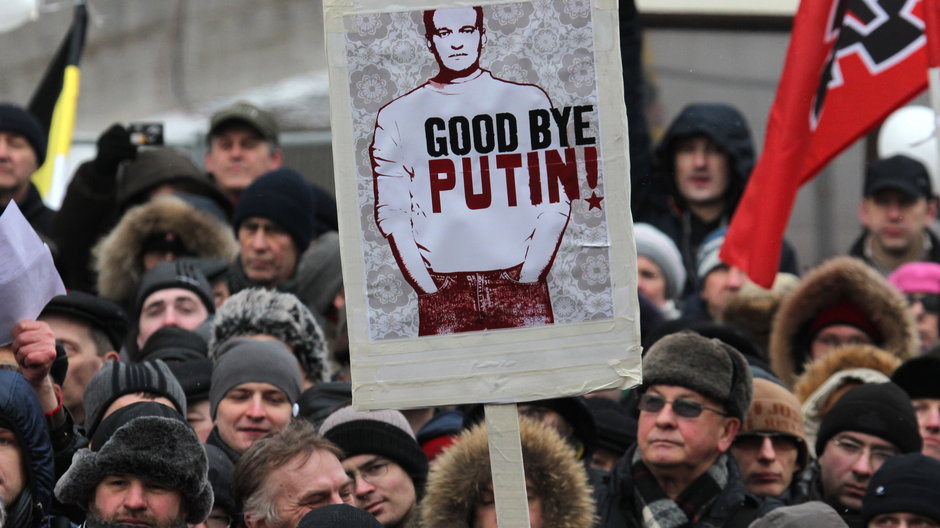 Demonstrant trzyma napis z portretem rosyjskiego blogera i opozycjonisty Aleksieja Nawalnego "Good bye Putin" podczas wiecu antyputinowskiego, Moskwa, 24 grudnia 2011 r.