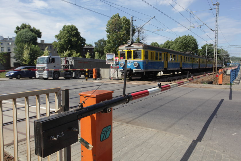 Na przejeździe kolejowym na Oruni prowadzone są pomiary czasu zamknięcia szlabanów