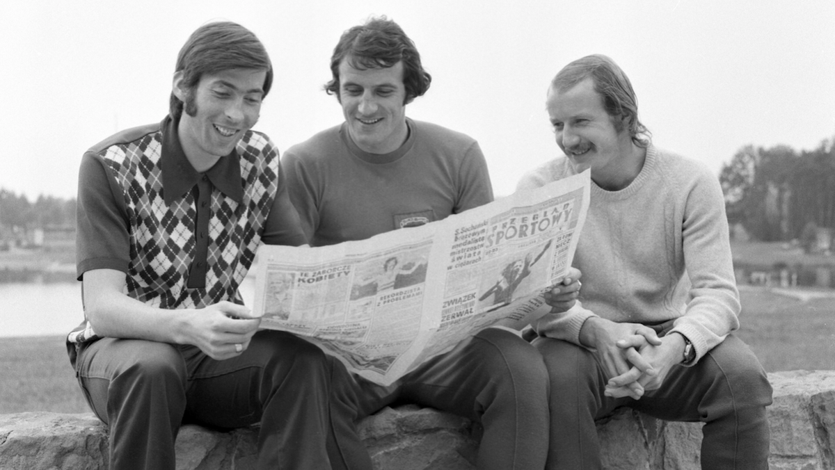 ROK 1975 Od lewej siedzą: Kazimierz Deyna, Adam Musiał, Robert Gadocha.