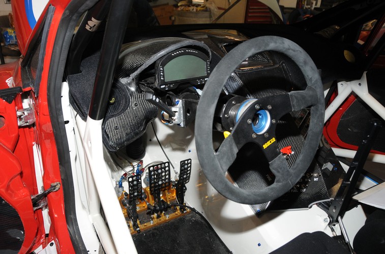 Cała ta piekielna maszyneria jest obudowana ogromnymi spojlerami. Wszystko po to by niemal 20-kilometrową trasę z metą na wysokości 4302 m.n.p.m. pokonać w mniej niż 10 minut