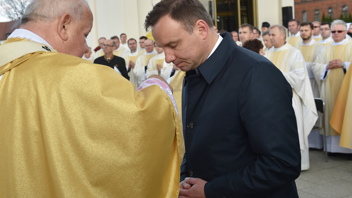 Kandydat PiS na prezydenta Andrzej Duda uważa, że ratyfikacja konwencji dot. przemocy wobec kobiet, to „bardzo zła decyzja”. Ta konwencja jest pełna pojęć niedookreślonych, które są nowe w polskim systemie prawnym i pozwalają na dosyć swobodną wykładnię ich treści – mówił.