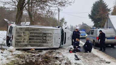 15-latek ukradł busa. Staranował radiowóz i koziołkował