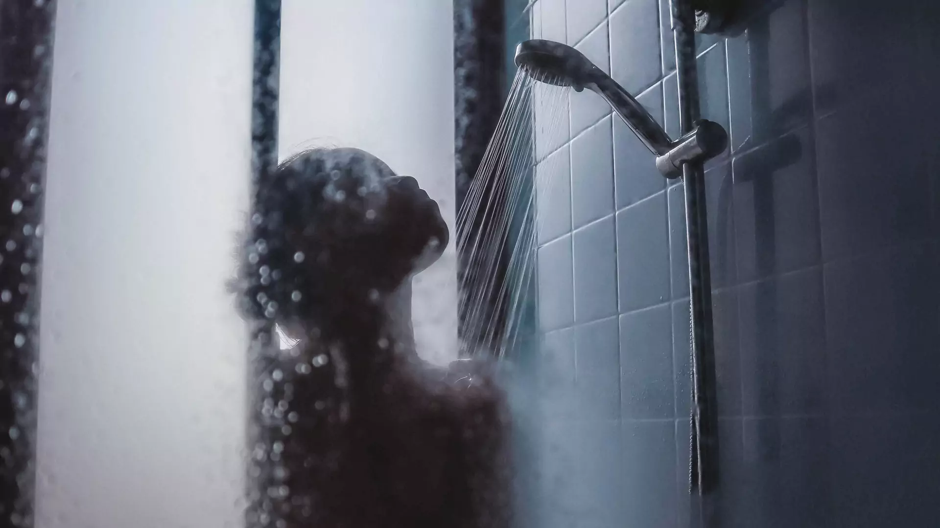 Czyszczenie szklanej kabiny prysznicowej to utrapienie. Chyba że zastosujesz te triki