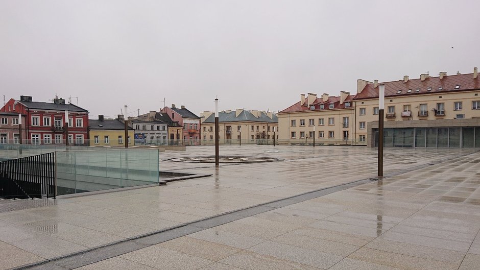 Betonowy parking na placu w Kutnie. Akceleracja brzydoty czy etap przejściowy?