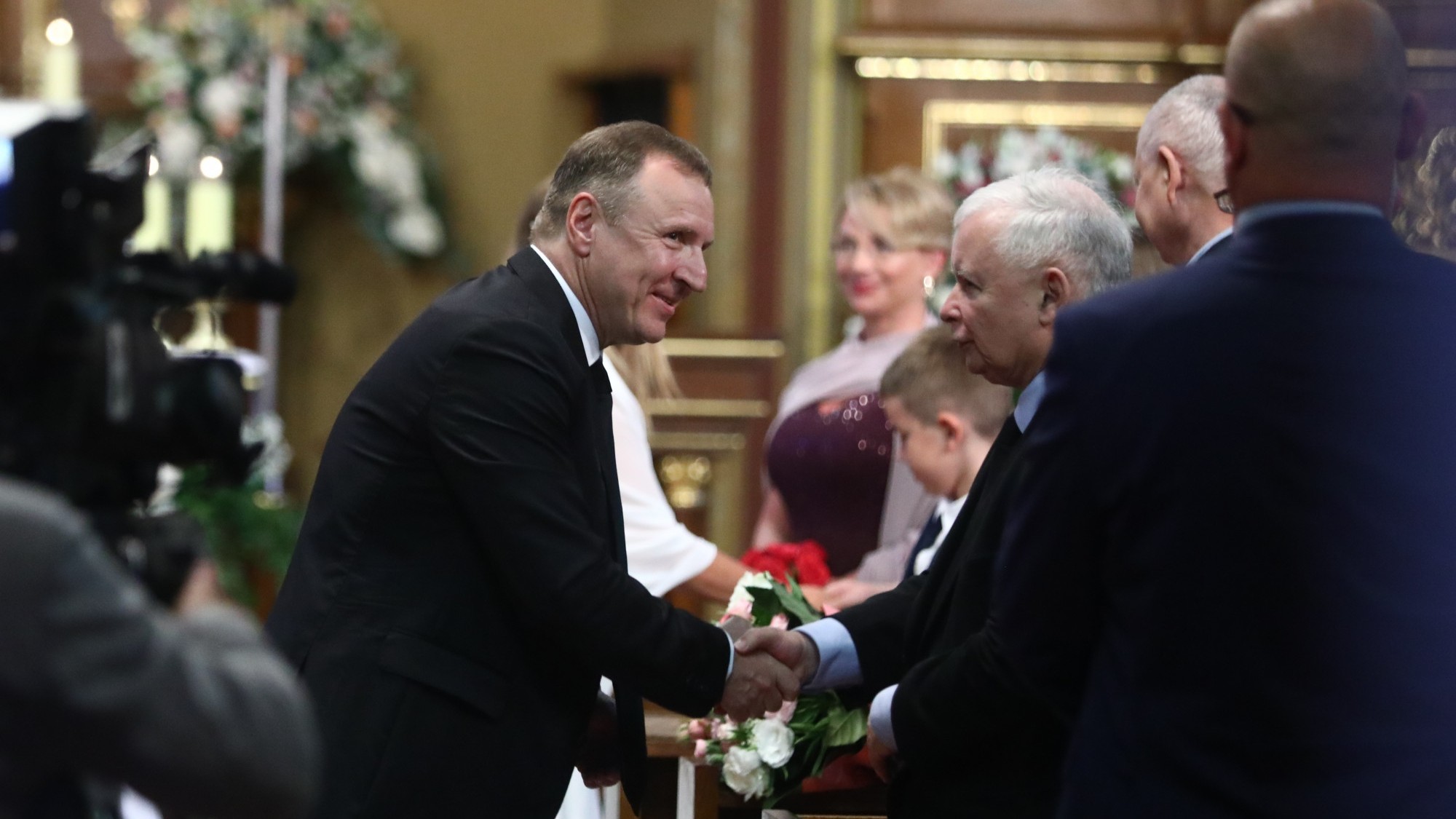 Kaczynski Na Slubie Kurskiego Prezes Pis Wreczyl Wyjatkowy Prezent Wiadomosci