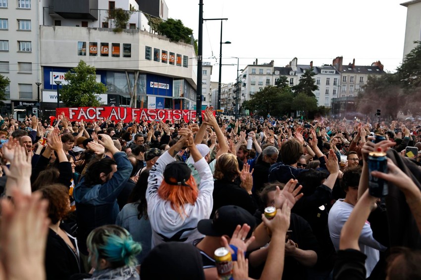 Širom Francuske ljudi su izašli na ulice da proslave poraz krajnje desnice