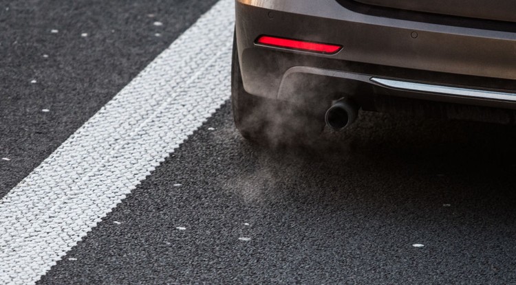 Kipufogó gőz száll ki egy diesel meghajtású autóból: Stockholmban ez lassan a múlté lehet