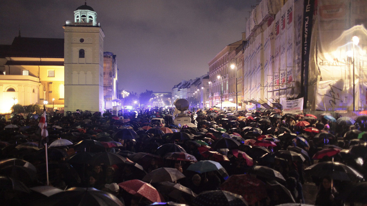 "Różnimy się poglądami na aborcję, ale wszystkie jutro zaprotestujemy przeciw zmuszaniu Polek do rodzenia ciężko chorych dzieci" - czytamy w dzisiejszej "Gazecie Wyborczej", która na pierwszej stronie wzywa do udziału w "czarnym piątku". Jutro pod Sejmem o godz. 16 ma odbyć się protest kobiet.