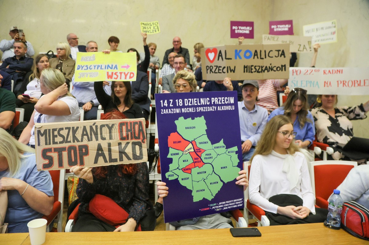 Rada Warszawy o nocnym zakazie sprzedaży alkoholu. Rafał Trzaskowski zabrał głos