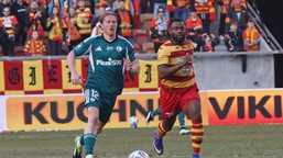 wielki pech jagiellonii. w meczu z legią jej piłkarze dwa razy trafili do swojej bramki