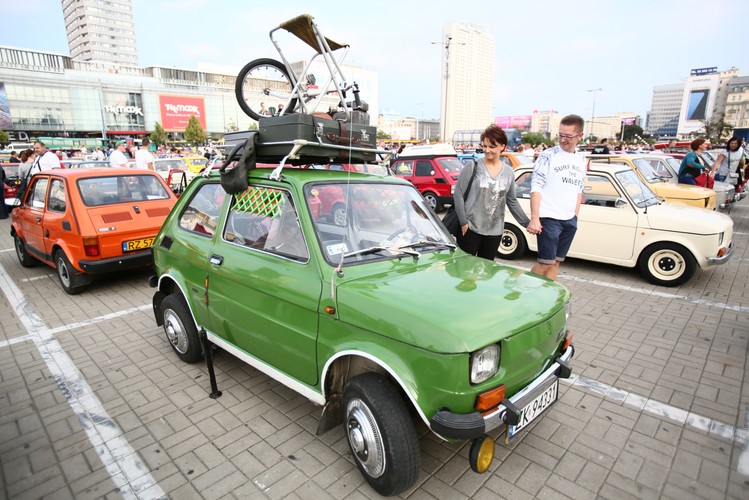 Wystawa Fiatów 126p przed Pałacem Kultury i Nauki na placu Defilad w Warszawie