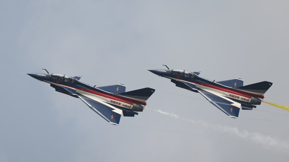 Chińskie odrzutowce podczas pokazów Airshow w 2021 r.