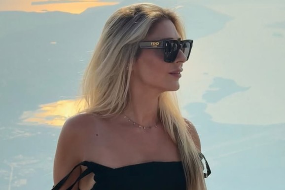 KRISTINA RADENKOVIĆ SE SKINULA U KUPAĆI KOSTIM Voditeljka ob