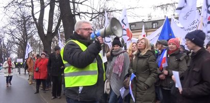 Głośne okrzyki pod Trybunałem. Zobacz FILM