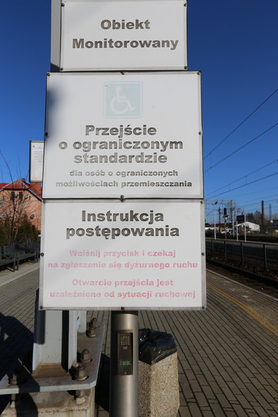 Przejście dla osób niepełnosprawnych na stacji PKP w Pszczynie · fot. BM / pless.pl