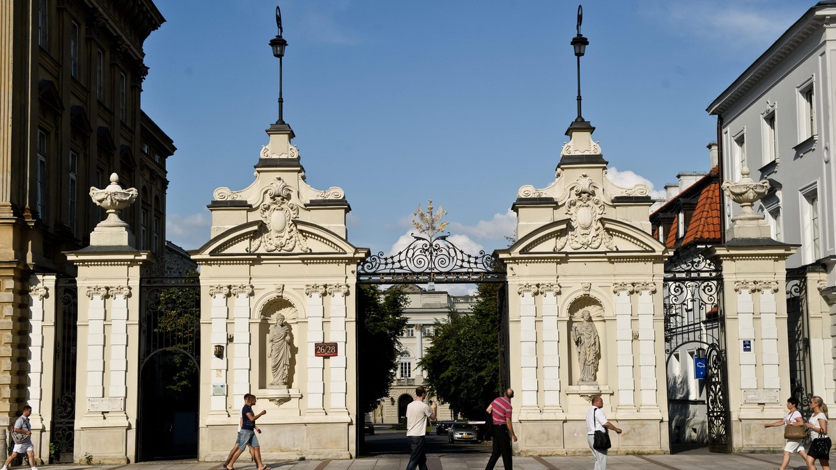 Władze Uniwersytetu Warszawskiego zdecydowały o rezygnacji z pobierania opłat za drugi kierunek studiów. Ma to związek z ostatnim orzeczeniem Trybunału Konstytucyjnego. Jest to pierwszy taki przypadek w Polsce.