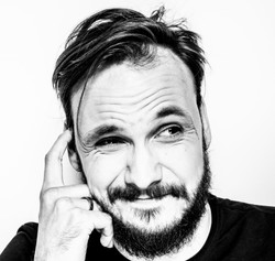 Piotr Niesłuchowski zapowiada solowy album. Posłuchaj utworu "Bij"