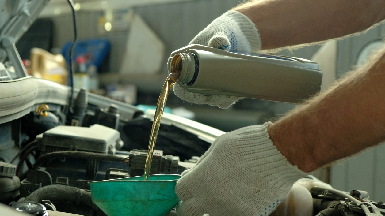 Olej v motore starne aj keď auto stojí – výmena raz ročne je povinnosť bez ohľadu na nájazd.