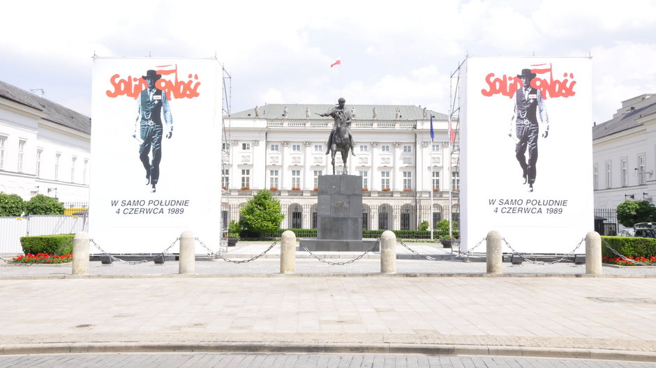 Plakat „W samo południe”, jeden z symboli wyborów czerwcowych, przedstawiony na instalacji przed Pałacem Prezydenckim w Warszawie (fot. Wistula, opublikowano na licencji Creative Commons Uznanie autorstwa 3.0).