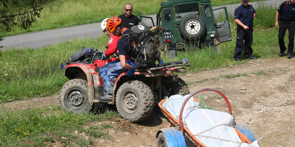 Ratownicy GOPR transportują zwłoki turystów zabitych przez piorun.