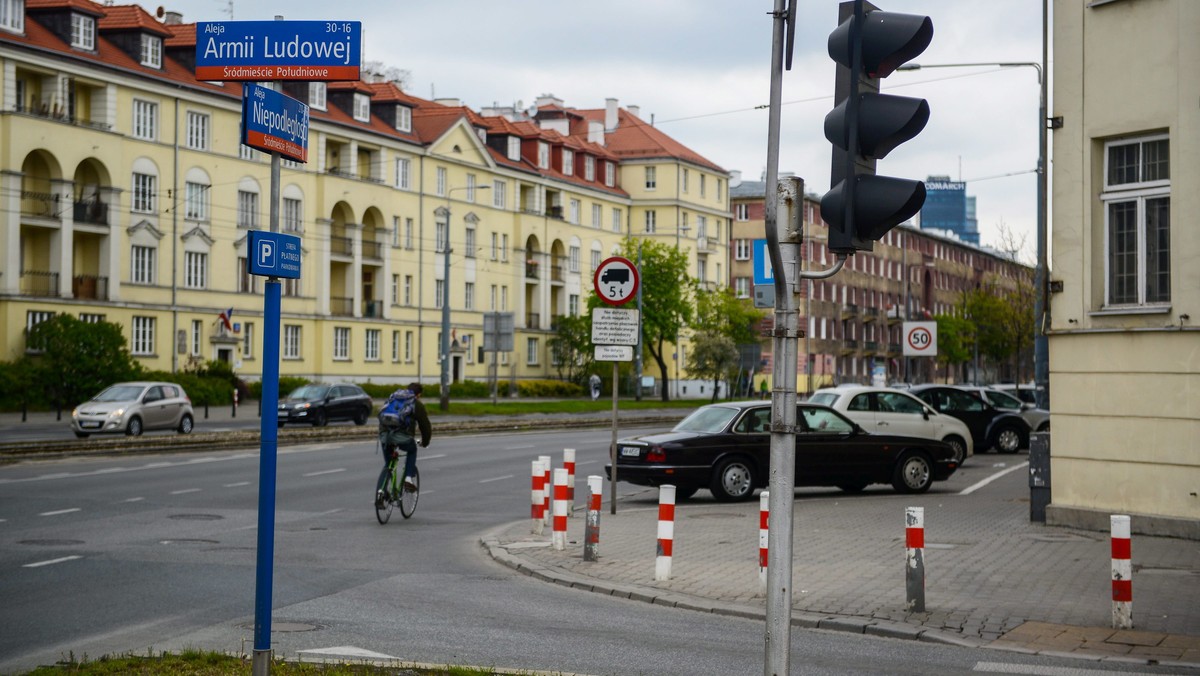 Rada Warszawy powinna odwołać się od zarządzenia wojewody mazowieckiego ws. zmian nazw ulic: Armii Ludowej i Dąbrowszczaków – takie stanowisko przyjęła stołeczna PO. Rada – jak poinformował lider warszawskich radnych PO Jarosław Szostakowski – ma się zająć tą sprawą w najbliższy czwartek.