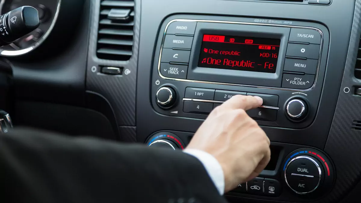 Za radio w samochodzie służbowym lub firmowym trzeba płacić abonament radiowy, nawet jeżeli nie korzystamy z urządzenia | zdj. ilustracyjne