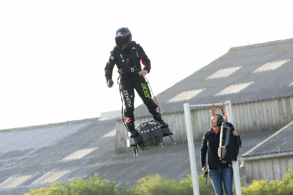 Udany przelot flyboardem nad La Manche