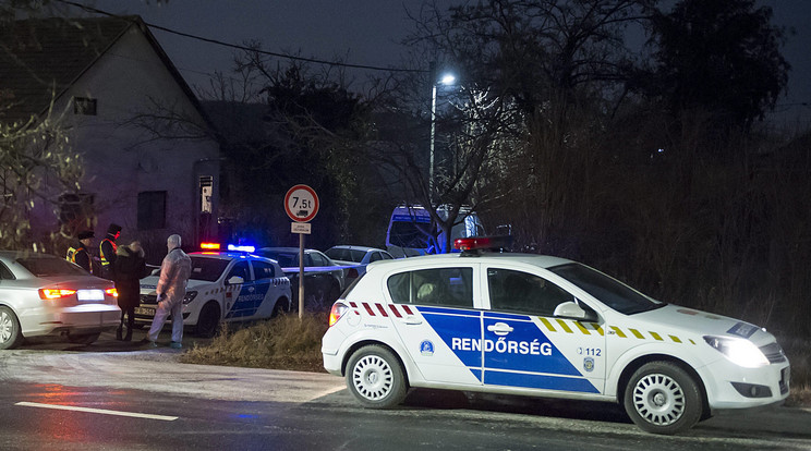 Az érdi ingatlan előtt egész 
éjszaka helyszíneltek a 
rendőrök /Fotó : MTI - Lakatos Péter