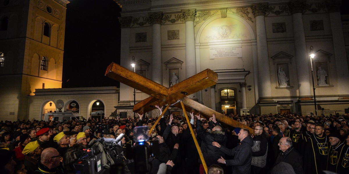 W Wielki Piątek W Liturgii Słowa Rozważamy Wielki Piątek - Droga Krzyżowa, grób. Tradycje Wielkiego Piątku