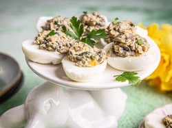 Sprytne podmianki! Dietetyk podpowiada, jak odchudzić wielkanocne dania