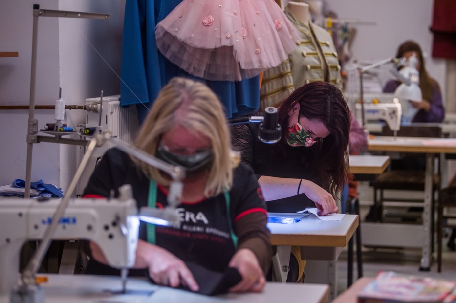 Több civil kezdeményezés is indult azért, hogy mindenkinek jusson maszk az országban. / Fotó: MTI Balogh Zoltán