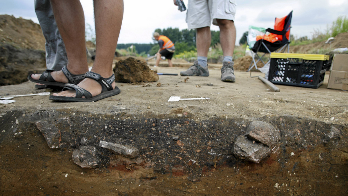 Doskonale zachowane ślady osady sprzed kilku tysięcy lat odkryli archeolodzy podczas budowy przejścia granicznego w Zosinie - informuje "Radio Lublin".