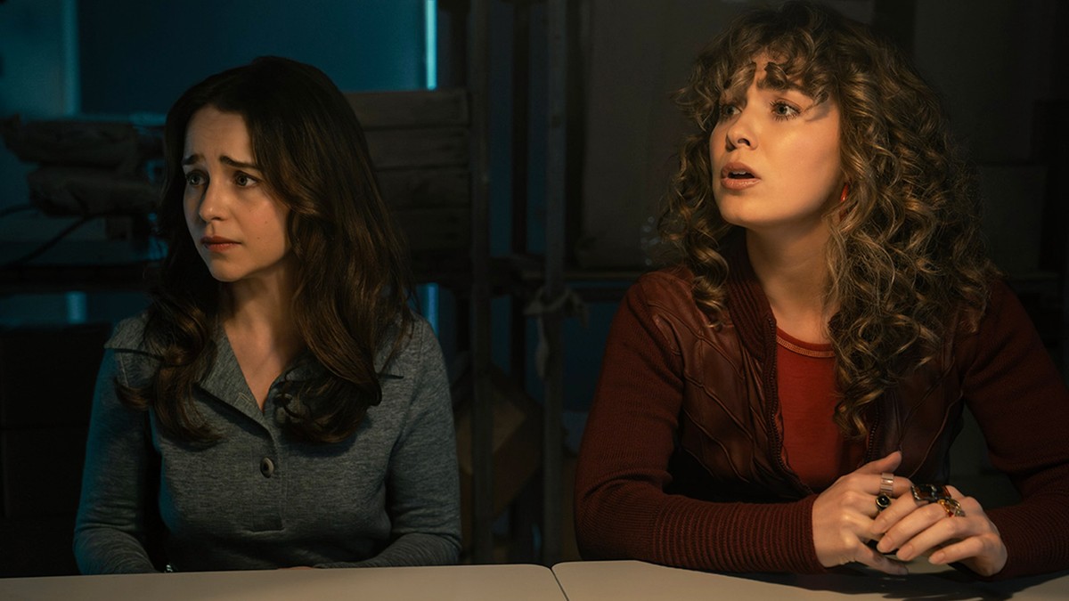 Emilia Clarke i Haley Lu Richardson w piątym odcinku serialu "PONIES"