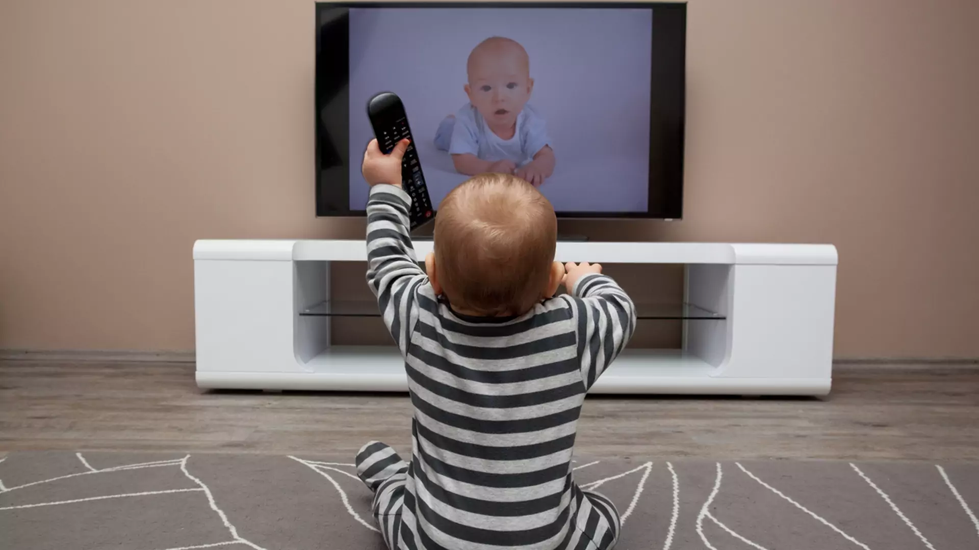 Dziecko może "nie być gotowe", by pójść do przedszkola przez częste oglądanie telewizji?